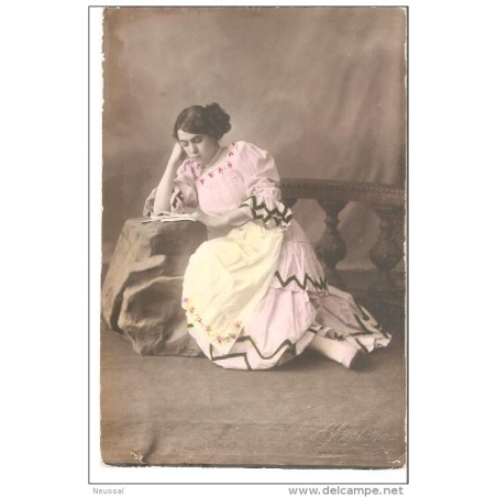 Tarjeta postal de mujer leyendo