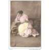 Tarjeta postal de mujer leyendo