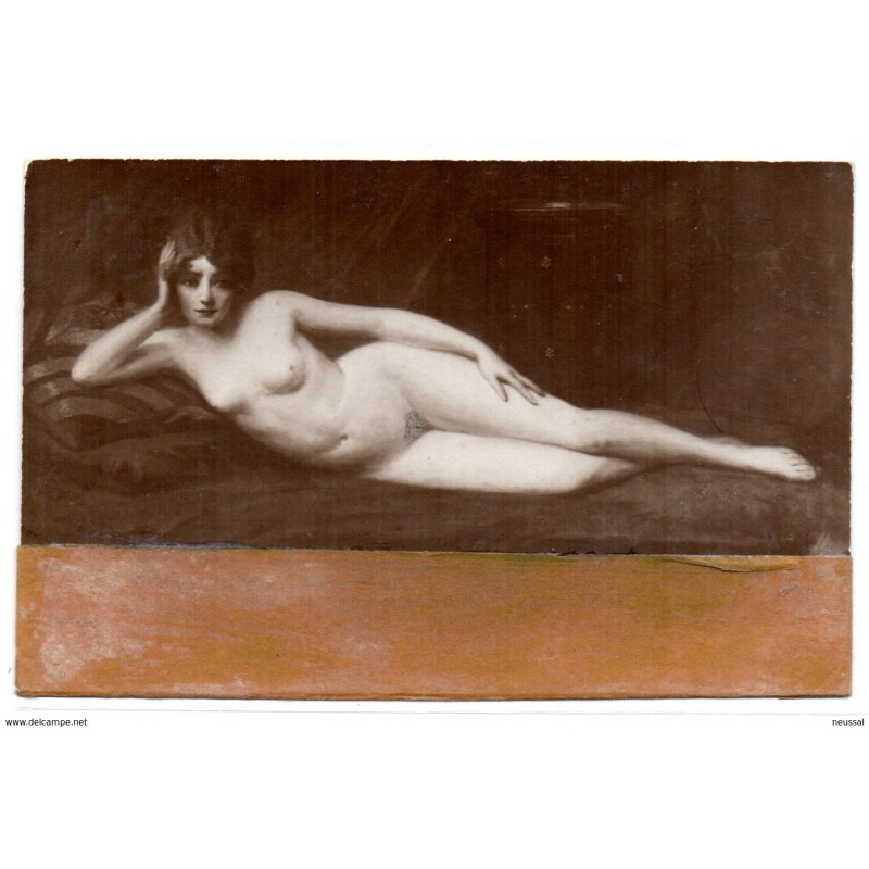 Postal de mujer posando tumbada Postal de mujer posando tumbada
