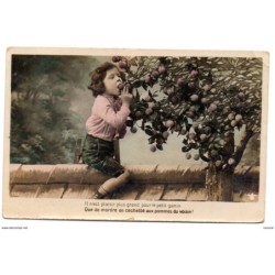 Tarjeta postal  circulada a argentina niña comiendo fruta