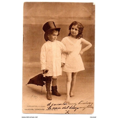 Tarjeta postal de circulada con pareja de niños compuestos y a paseo