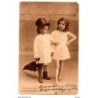 Tarjeta postal de circulada con pareja de niños compuestos y a paseo