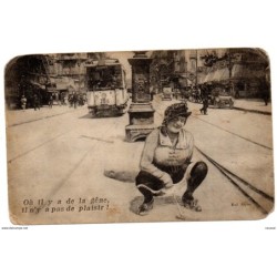 Tarjeta postal  con mujer meando en calle escrita por detras 1919