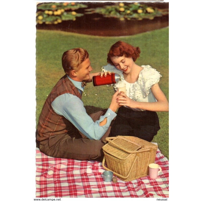 Tarjeta postal de pareja en picnic Tarjeta postal de pareja en picnic