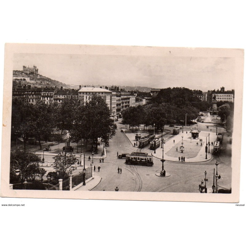 Tarjeta postal de Lyon place carnot et colline de fourviere circulada Tarjeta postal de Lyon place carnot et colline de fourviere circulada