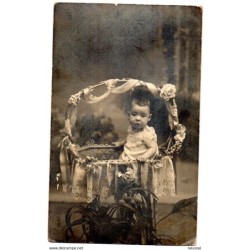 Tarjeta postal de  bebe posando de 1916 vilanova i la geltru