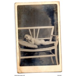 Tarjeta postal de  bebe posando en silla