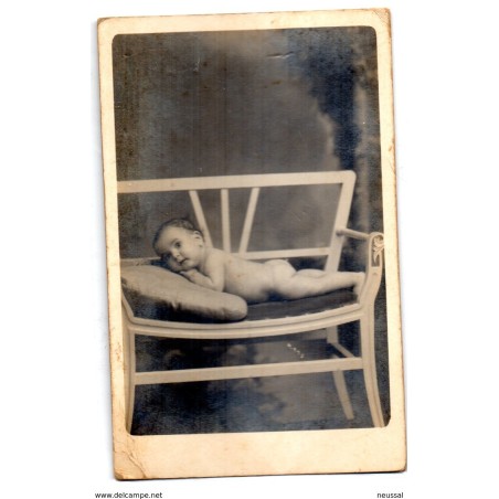 Tarjeta postal de  bebe posando en silla