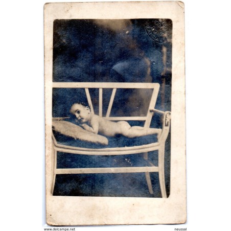 Tarjeta postal de  bebe posando en silla misma que la anterior diferente editorial