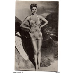 Tarjeta postal de mujer en playa