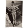 Tarjeta postal de mujer en playa