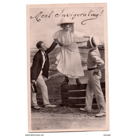 Tarjeta postal  circulada mujer con hombres