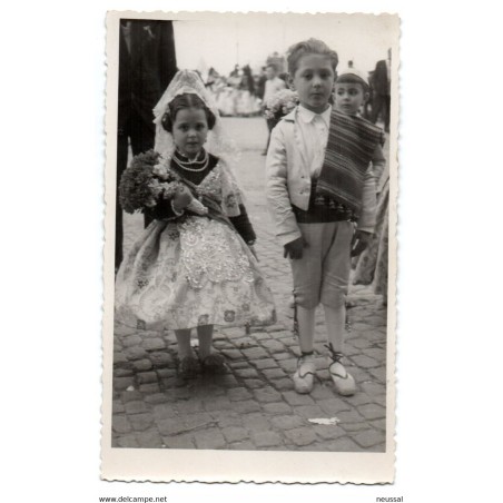 Fotos de niños entregando un ramo