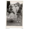 Fotos de niños entregando un ramo
