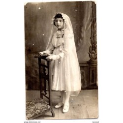 Tarjeta postal de  niña  posando