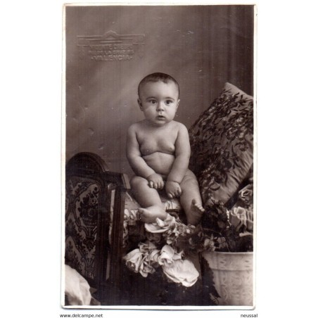 Tarjeta postal de  niño  posando  valencia