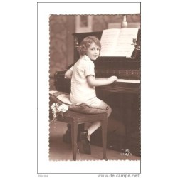 Tarjeta postal de niña con piano