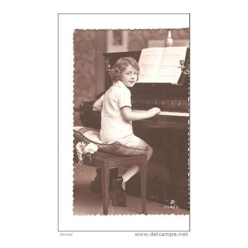 Tarjeta postal de niña con piano