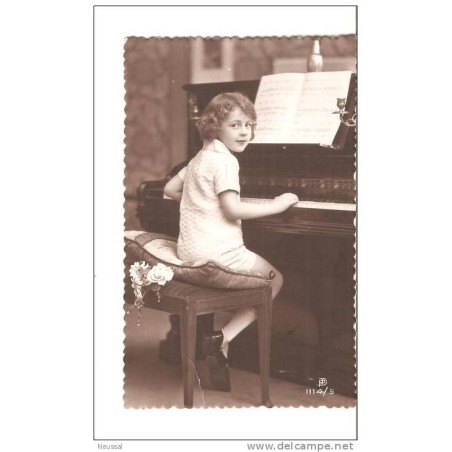 Tarjeta postal de niña con piano