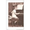 Tarjeta postal de niña con piano